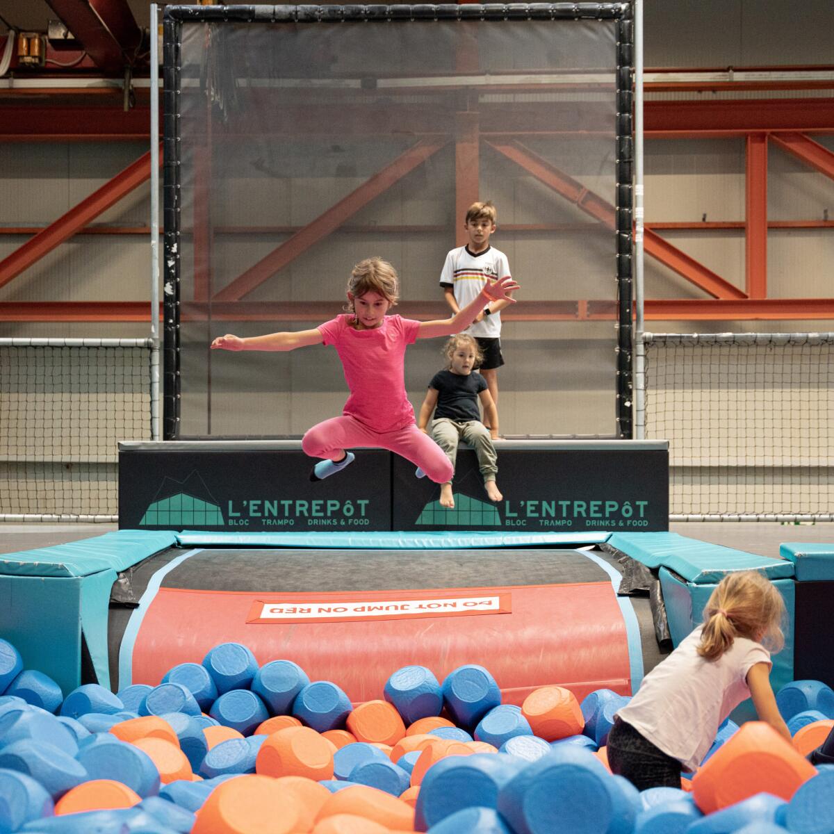 Enfant qui saute pendant un cours de trampoline à L'Entrepôt à Bulle